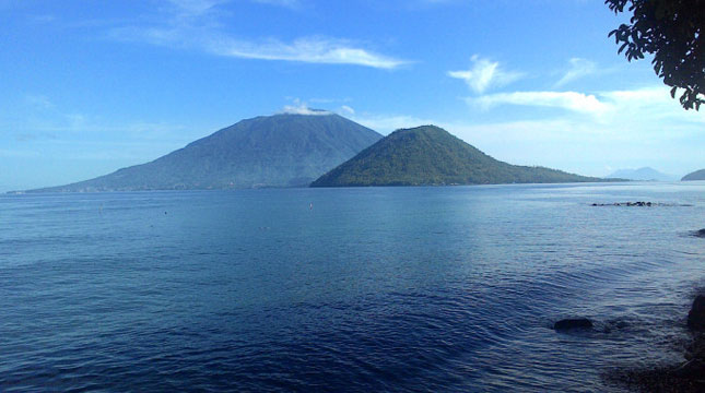 Pulau Tidore, Maluku Utara (Foto: stiaisyah.wordpress.com)