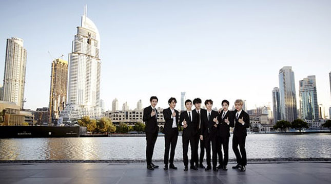 Member EXO Saat Berkunjung ke The Dubai Fountain (Foto:soompi.com)