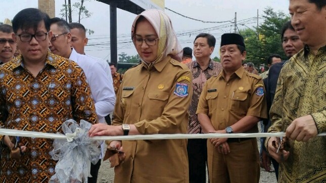 Direktur PT Fontana Bangun Cemerlang Harso Salim beserta Direktur PT Bumiraya Utama Pintarso Adijanto serta Walikota Tangerang Selatan Airin Rachma Diany saat peresmian Martadinata Residence (Foto: Ridwan/ INDUSTRY.co.id)