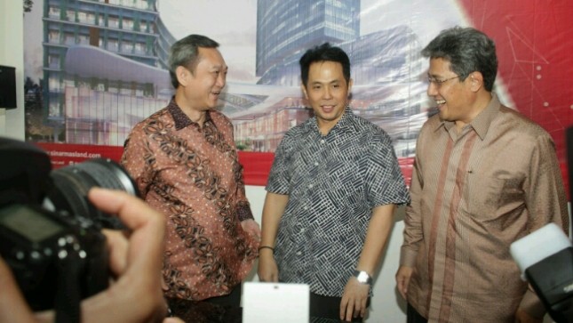 Direktur PT Bumi Serpong Damai, Hermawan Wijaya bersama CEO Strategic Development and Services Sinar Mas Land, Ishak Chandra dan Managing Director President Office Sinar Mas Land, Dhony Rahajoe