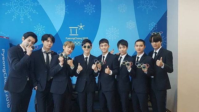 EXO memakai kacamata Olimpiade Pyeongchang 2018. (Foto: Soompi)