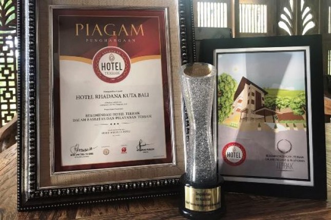 Piagam dan Piala yang Diterima Rhadana Kuta Sebagai Hotel Terbaik 2017
