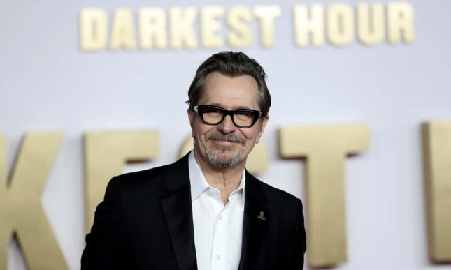 Gary Oldman memenangkan piala Oscars 2018 dalam kategori Aktor Terbaik dalam perannya sebagai Winston Churchill film 'Darkest Hour'. (Source: The Guardian)
