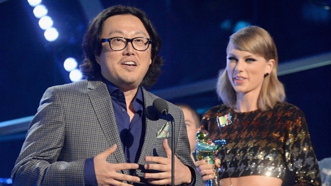 Sutradara Joseph Kahn dan penyanyi Taylor Swift saat memenangkan sebuah penghargaan. (Source: Etaonline)