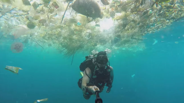 Rich Horner WIsatawan Asal Inggris di Manta Point, Nusa Penida, Bali (Foto: ibtimes.co.in)