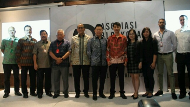 Ketua Umum Kadin Rosan P. Roeslani bersama Ketua Asosiasi Blockchain Indonesia Oscar Darmawan saat meresmikan berdirinya Asosiasi Blockchain Indonesia (Foto: Ridwan/Industry.co.id)