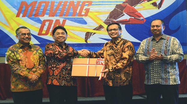 Direktur Umum dan SDM BPJS Ketenagakerjaan Naufal Mahfudz kepada Kepala ANRI, Mustari Irawan.