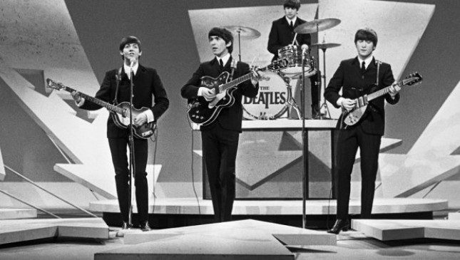 The Beatles saat tampil di acara Ed Sullivan Show pada tahun 1964. (Source: A Journal of Musical Things)