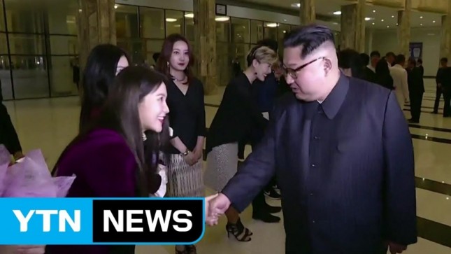 Yeri Red Velvet bersalaman dengan Presiden Korea Utara, Kim Jong Un. (Foto: YTN News)