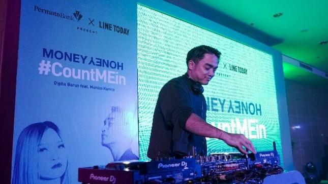 Disc Jockey Dipha Barus Sedang Beraksi