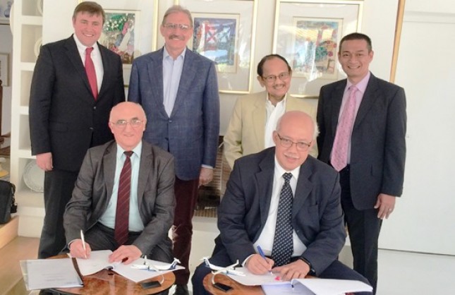 Agung Nugroho, Direktur Utama PT Regio Aviasi Industri (PT RAI) dan Mr. Myroslav Krekota, CEO dari TUCANA Engineering Ukraine, menandatangani Framework Agreement pengembangan Pesawat R80