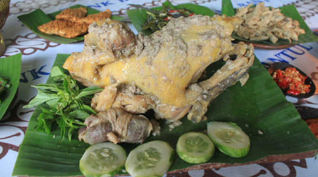 Ingkung, Kuliner Khas Kecamatan Pajangan, Bantul, DIY (Foto: yogyakarta.panduanwisata.id)
