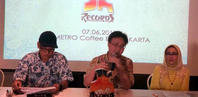 Leonard Nyo Kristianto (tengah) bersama Dian Pieshesa (Foto: Amazon)