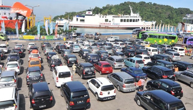 Kapal Roro yang akan bersandar di pelabuhan untuk mangangkut para pemudik dan kendaraan pribadinya di Pelabuhan Merak, Banten (Dok: Tempo)