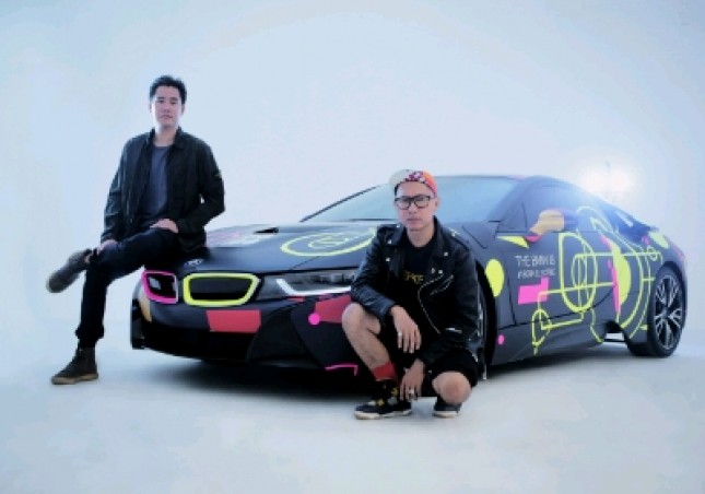Christian Rijanto, Co-Founder dan Creative Director bersama Seniman ultraviolet Rony "Rebellionik" Rahardian berfoto disamping BMW i8 di ajang WE THE FEST 2018 (Foto: Dok. BMW Indonesia)
