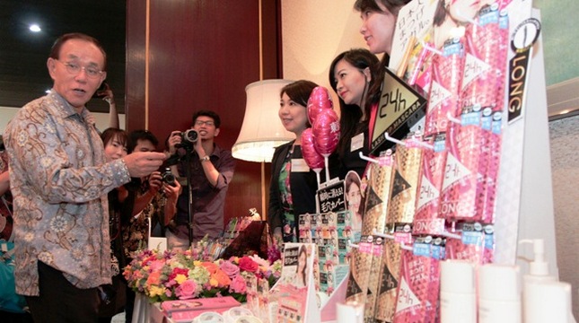 Duta besar Jepang untuk Indonesia Tanazaki memperkenalkan kosmetik Jepang pada Japan Beaty Week. (Amazon Dalimunthe/INDUSTRY.co.id)