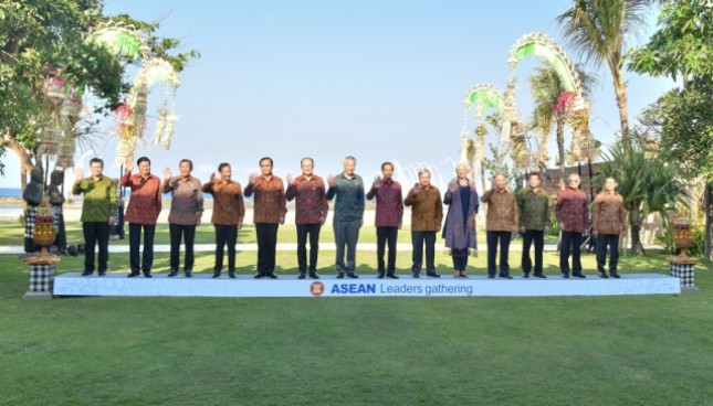 Para Kepala Negara/Pemerintahan ASEAN berfoto bersama sebelum dimulainya Asean Leaders gathering, di Hotel Sofitel, Nusa Dua, Bali, Kamis (11/10). (Foto: Anggun/Humas)