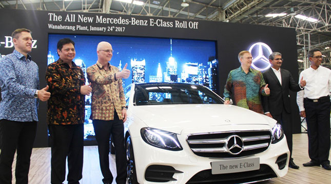Menteri Perindustrian, Airlangga Hartarto Menghadiri Seremoni Perakitan Pertama Unit Mercedes Benz E-Class (Ridwan/INDUSTRY.co.id)