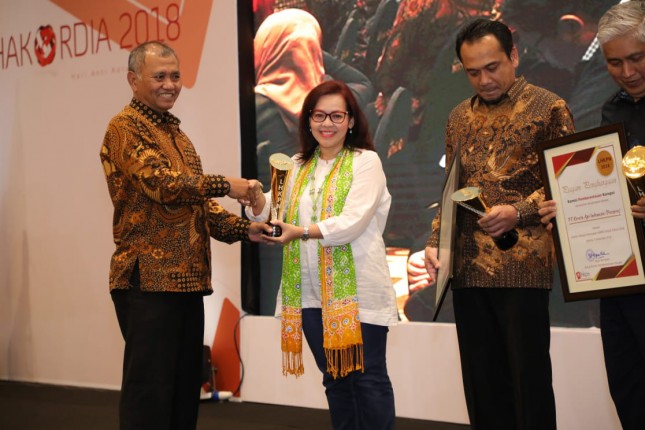 Ketua KPK Agus Rahardjo (paling kiri) menyerahkan penghargaan kepada Telkom sebagai Instansi dengan Penerapan Laporan Harta Kekayaan Penyelenggara Negara (LHKPN) Terbaik Tahun 2018 kepada Senior Advisor Direktorat Human Capital Management Telkom Dian