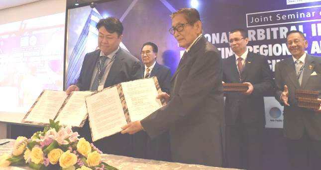 M. Husseyn Umar, Chairman BANI dan Colin Ong, Advisor BANI pada saat penandatanganan MOU tentang Arbritse dan Tentang Penyelenggaraan Seminar dan Workshop Seminar International di Shangri-La Hotel Jakarta Beberapa Waktu Lalu