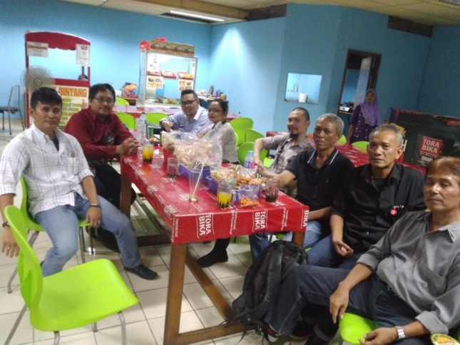 Herry SB karyawan Incoray Nitrama dan kawan bersama kuasa hukumnya