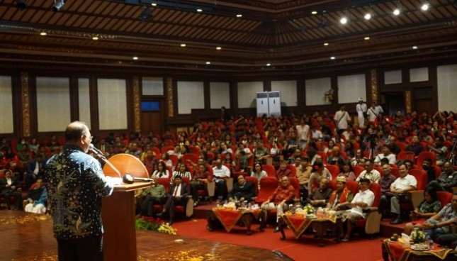 Sekretaris Kementerian Koperasi dan UKM Meliadi Sembiring menyampaikan keynote speech dalam acara "2nd International Seminar on Art, Culture and Tourism" di Gedung Ksirarnawa, ISI Denpasar, Bali, Minggu (13/01/2019)