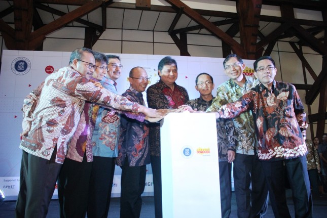 Menteri Perindustrian Airlangga Hartarto saat meresmikan Future Digital Lab di Institut Teknologi Bandung (ITB)