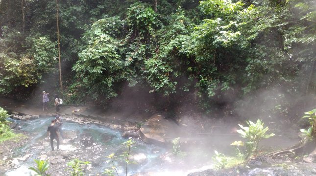Pemandian air panas Lejja, di Kabupaten Soppeng, Sulawesi Selatan. (Irvan AF/INDUSTRY.co.id)