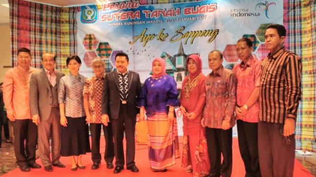 Am Hendro Priyono, Ketua Dharma Wanita Soppeng Hj Nurjanah Kaswadi, dan para penyelenggara promosi wisata Kabupaten Soppeng, Menara Kunginan, Jakarta, Kamis (23/2/2017). (Irvan AF/INDUSTRY). 