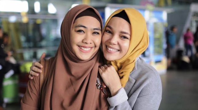 Okie Setiana Dewi dan Dewi Sandra, Duta "A Tile For Seville"
