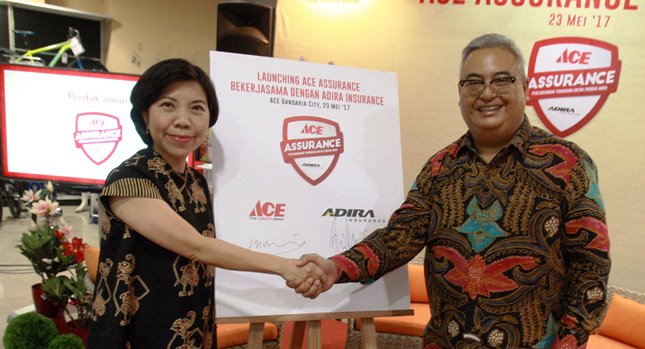 Nana Puspa Dewi (PT Kawan Lama) Bersama CEO Adira Innsurance, Indra Baruna