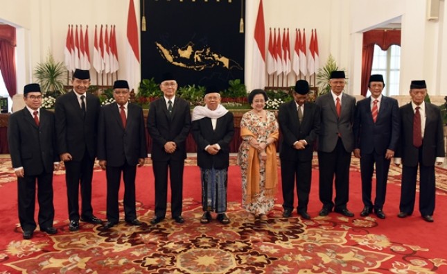 Inilah para pengarah UKP PIP dan Kepala UKP PIP Yudi Latief (paling kanan) yang baru dilantik Presiden Jokowi, di Istana Negara, Jakarta, Selasa (7/6) pagi. (Foto: Rahmat/Humas)