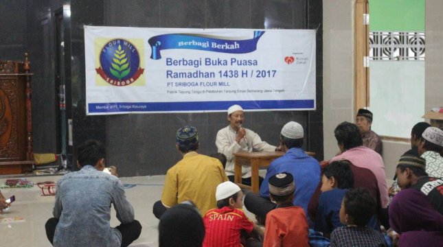 PT Sriboga Flour Mill yang bekerjasama dengan Rumah Zakat dalam penyaluran program Ramadhan di masjid As Salam, Semarang. (Foto: IST)