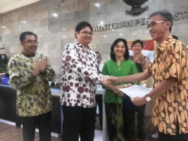 Menteri Perindustrian, Airlangga Hartarto saat menyerahkan bantuan alat pengolahan kopi kepada Dinas Perindustrian dan Perdagangan Provinsi Lampung (Foto Ridwan)