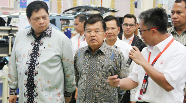 Wakil Presiden Jusuf Kalla didampingi Menteri Perindustrian Airlangga Hartarto resmikan Pabrik PT. SGMW Motor Indonesia