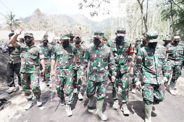 Pangdivif Kostrad Mayjen Andi Dampingi Kasad Tinjau