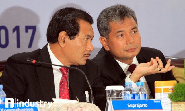 Dirut BRI Suprajarto (kiri) didampingi Wadirut Sunarso (kanan) berbincang saat memaparkan kinerja Bank BRI semester I 2017 di Jakarta, Kamis (3/8). (Foto Rizki Meirino)