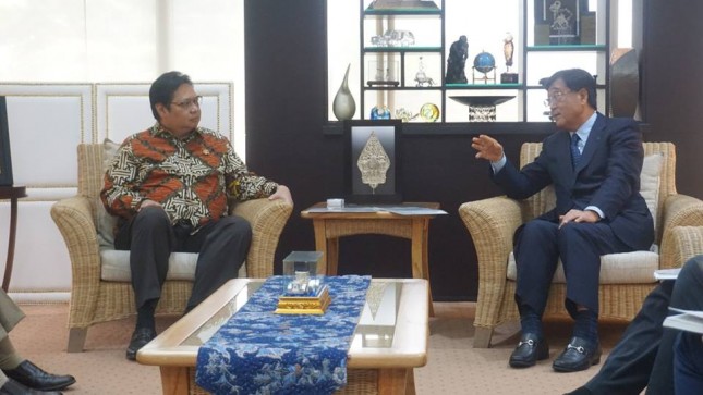 Menteri Perindustrian, Airlangga Hartarto saat menemui CEO Mitsubishi Motor, Osamu Masuko di Kantor Kemenperin, Jakarta
