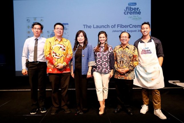 Para narasumber dalam peluncuran FiberCreme, MC Nadia Mulya, Direktur PT Lautan Natural Krimerindo Hendrik Gunawan, Ersamayori, dr. Hardianto Setiawan Ong, SpPD-KGEH, FINASIM, dan Chef Yuda Bustara (Foto ist)