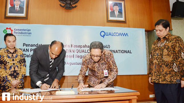 Menteri Perindustrian Airlangga Hartarto (kanan) bersama Country Director Qualcomm Indonesia, Shannedy Ong (kiri) menyaksikan Dirjen Industri Logam, Mesin, Alat Transportasi, dan Elektronika (ILMATE) I Gusti Putu Suryawirawan (kedua kanan) bersama Se