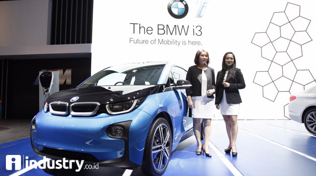 Karen Lim, President Director BMW Group Indonesia dan Jodie Otania, Vice President Corporate Communication BMW Group Indonesia berfoto bersama BMW i3.