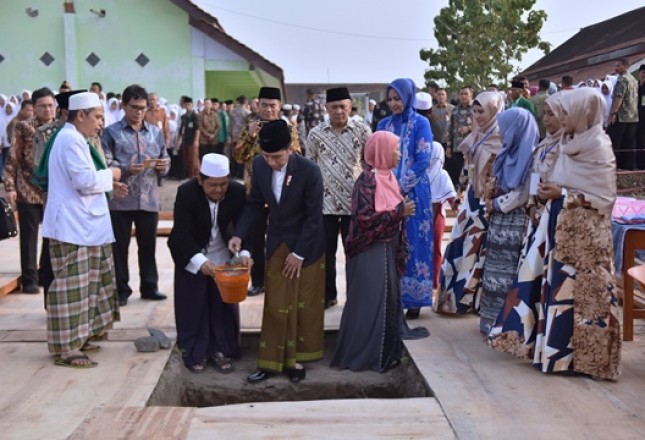 Presiden Jokowi saat kunjungan kerja ke berkunjung ke Pesantren Nurul Islam, Jatirogo, Jember, Jawa Timur, Sabtu (12/8). (Foto: Humas/Agung).
