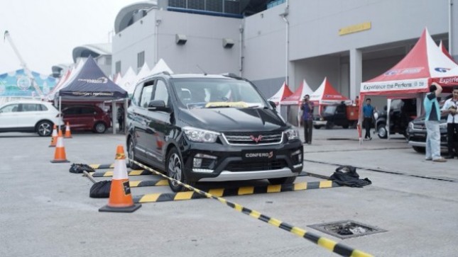 Wuling Confero S menjadi salah satu kendaraan yang menjadi favorit pengunjung pada saat Test Drive di GIIAS 2017. Hingga tanggal 14 Agustus 2017, Test Drive telah dilakukan sebanyak 2166 kali (INDUSTRY.co.id)