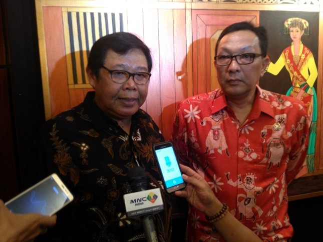 Sarnadi Adam pelukis Betawi kenamaan bersama Wakil Ketua Badan Kerja Sama Parlemen (BKSP) Dewan Perwakilan Daerah (DPD) RI Dailami Firdaus Buka Pemeran Lukisan Betawi, di Hotel Marina Ancol Selasa (15/8/2017) Foto: Industry.co.id