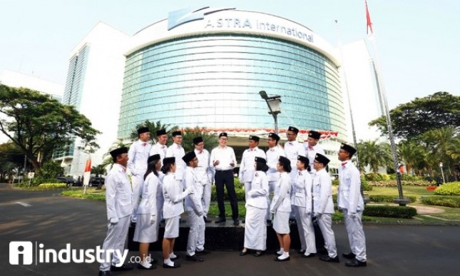 Presiden Direktur PT Astra International Tbk Prijono Sugiarto (tengah atas) selaku pembina upacara HUT Kemerdekaan ke-72 (Foto Rizki Meirino)