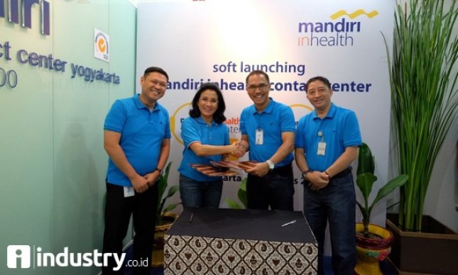 Direktur Mandiri Inhealth Iwan Pasila dan SVP Customer Care Group Bank Mandiri Lila Noya berjabat tangan usai menandatangani penandatanganan kerjasama pengelolaan contact center bagi peserta Managed Care Mandiri Inhealth (Foto Rizki Meirino)