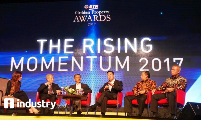 Direktur Utama PT Bank Tabungan Negara Tbk. Maryono bersama Founder Lippo Group James Riady, Founder Jababeka S.D Darmono, dan Founder Intiland Hendro Gondokusumo (Foto Rizki Meirino)