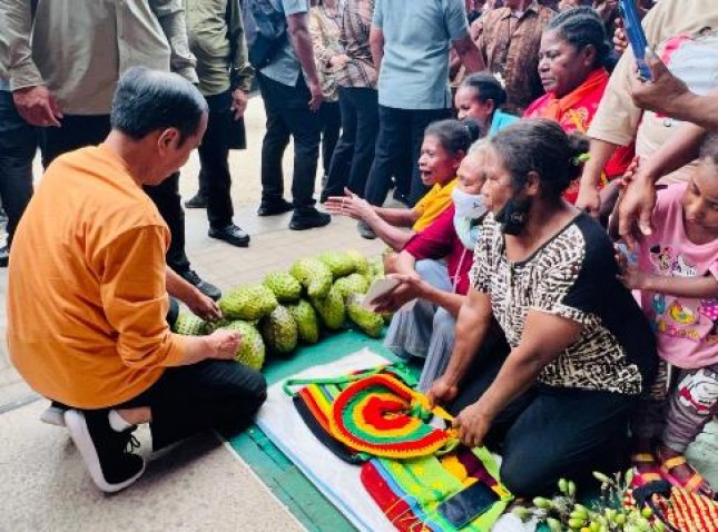 Kunjungi Pasar Pharaa Jayapura Presiden Jokowi Sapa