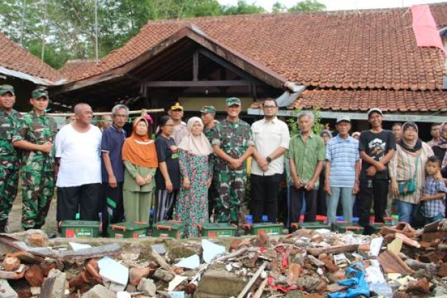 Panglima TNI Salurkan 1 000 Paket Sembako Untuk Korban