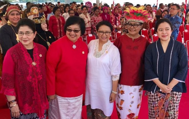 Lima menteri perempuan Kabinet Kerja menghadiri Puncak Peringatan Hari Ibu 2017, di Raja Ampat, Papua Barat, Jumat (22/12) pagi. (Foto: Setpres)